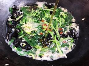 淋入香油，拌匀即可出锅