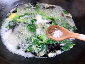 调入胡椒粉和味精，拌匀