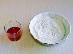 准备食材，蔓越莓汁是买的，选用美国新鲜蔓越莓榨制而成。