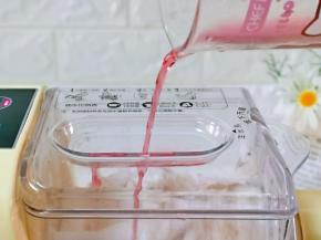 首先将面粉加入面条机中，再盖上盖子，启动面条机，从住水口缓缓加入蔓越莓汁。