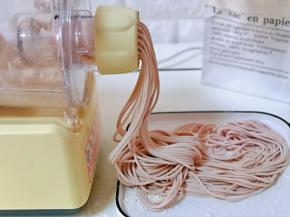 面揉好后，就会从面条出口挤压出面条啦！我做的量比较少，可以根据个人胃口增加，面与水的比例以此类推。