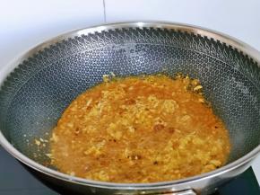 做鸡蛋酱，这个酱完全可以根据您个人的口味来制作，我赶时间，就做了个鸡蛋酱，简单快手，起油锅，加入打散的鸡蛋，铲碎，加入豆瓣酱，生抽，半小碗纯净水，烧开即可。( 我没有加盐)