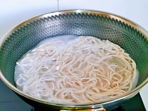 煮面条啦！锅中加水烧开，下面条，大火煮开，记得时不时的用筷子搅拌哈，避免黏连，煮沸后淋上冷水，反复个3-4次，面就差不多熟了。