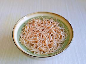 捞出煮好的面，过冷水。(建议用纯净水)
