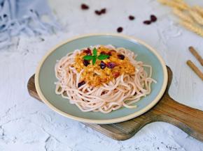 面夹出装盘，盛上鸡蛋酱，撒上蔓越莓干，装饰个薄荷叶～完美～