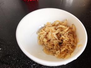 虾皮洗净，沥水备用