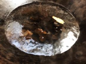 加入水发木耳，煮沸