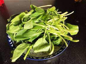 青菜摘洗干净，沥水备用