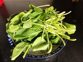 青菜摘洗干净，沥水备用