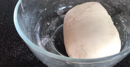 揉成光滑面团，密封发酵至两倍大