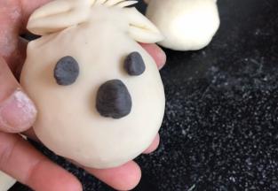 用黑面团做出长嘴巴和鼓眼睛