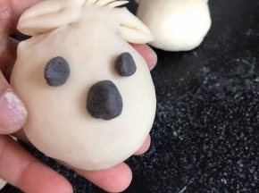 用黑面团做出长嘴巴和鼓眼睛