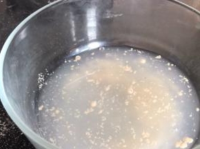 酵母中加入温水，拌匀至融化