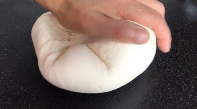 把发酵好的面团，取出揉匀排气