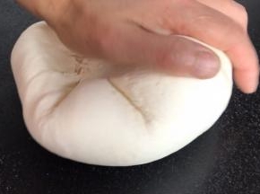 把发酵好的面团，取出揉匀排气