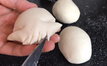 在扁的一头剪出发财帽的形状