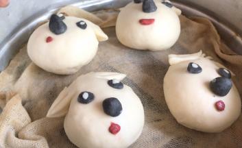 放入蒸锅中，冷水上锅蒸，上汽后蒸10分钟，关火后焖2分钟即可