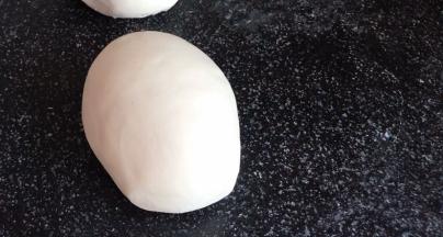 搓成一头圆一头扁的椭圆形