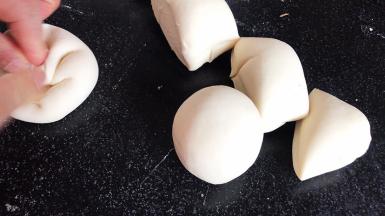 取5份滚搓成圆球