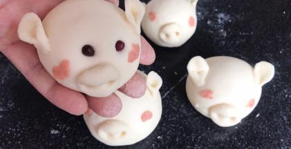 用红豆做猪眼睛，用红面做猪的脸蛋