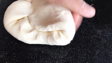 取出发酵好的面团，揉匀排气