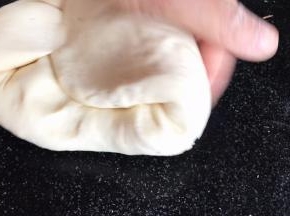 取出发酵好的面团，揉匀排气
