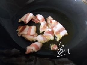 油锅烧热，放入猪肉片翻炒