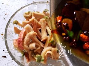 将混合调料汁倒入萝卜干碗中，搅拌均匀