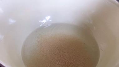 酵母中加入温水，拌匀至融化