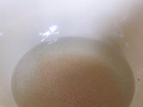 酵母中加入温水，拌匀至融化