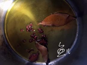 油锅烧3成热，放入调料