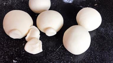 把剩下的一份分成若干个小剂子，取一部分做猪嘴巴