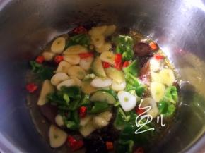 放入大蒜、生姜、青椒、红辣椒爆香