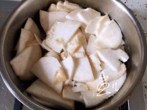 锅中烧开水，放入杏鲍菇焯水1分钟