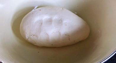 揉成光滑面团，密封发酵至两倍大