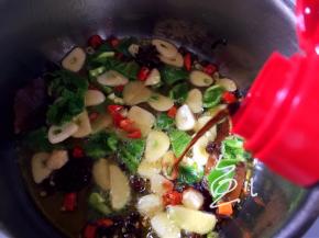 倒入生抽，熄火