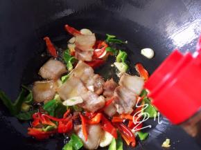 倒入生抽翻炒均匀