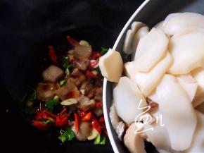 放入焯水后的杏鲍菇