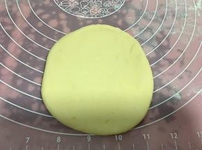 取一个面团压扁
