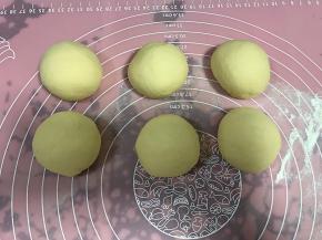 分割成6个小面团揉圆松弛10分钟