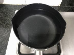 水加白糖，白糖溶解后，转小火