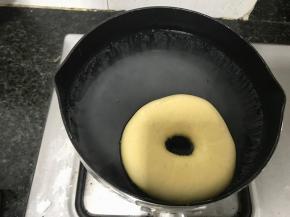 放入贝果，一面煮30秒