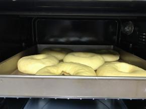 烤箱200度预热，放入烤箱中层200度烤20分钟