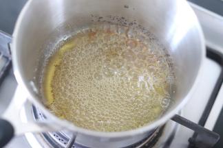 之后，开始熬糖，开始的时候是白色的液体，最后慢慢的颜色变黄，期间，不要用铲子搅拌，可以适当的晃一晃锅，等到，变金黄色后，再稍微煮几秒，就离开火。