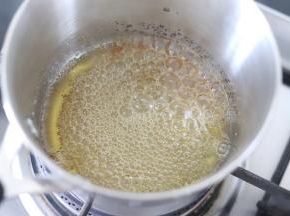 之后，开始熬糖，开始的时候是白色的液体，最后慢慢的颜色变黄，期间，不要用铲子搅拌，可以适当的晃一晃锅，等到，变金黄色后，再稍微煮几秒，就离开火。