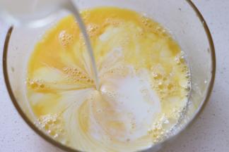 牛奶液和鸡蛋混合，再把它们混合起来，这步也要注意，不要过度的搅打。