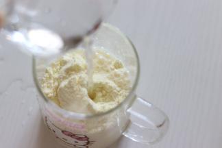 下面开始制作布丁液，奶粉和水冲成牛奶液。