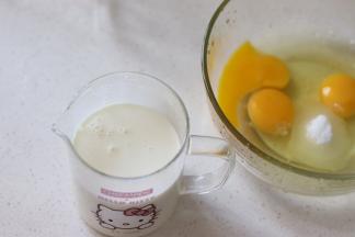 奶液，搅拌均匀。鸡蛋，加入细砂糖，打散即可，不用打发。