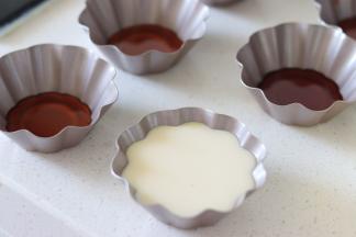 把过滤好的布丁液，分倒入容器中。放到大约9分满的位置。