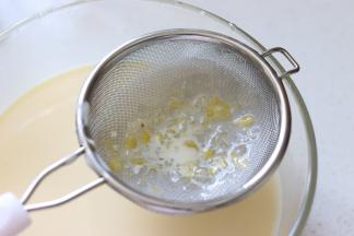 把混合好的液体，过一次筛，可以过滤出鸡蛋的一些筋。追求细腻的，可以过2次筛。